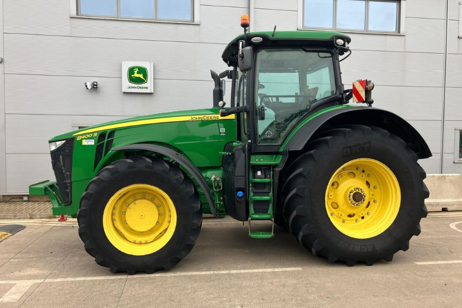 8000 Series tractor of John Deere