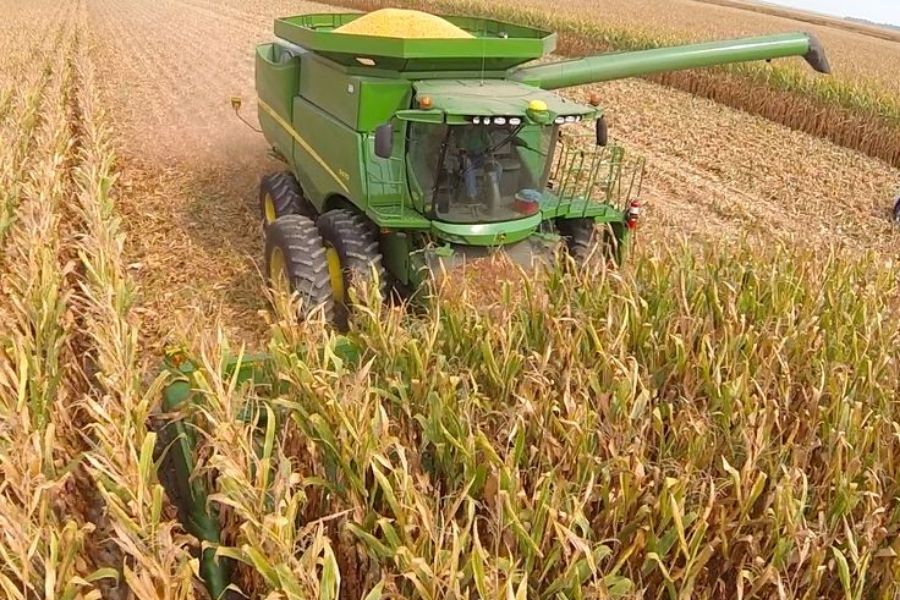 When Is Corn Season in the U.S? Timing Your Harvest Right 4 Harvest corn with John Deere machines
