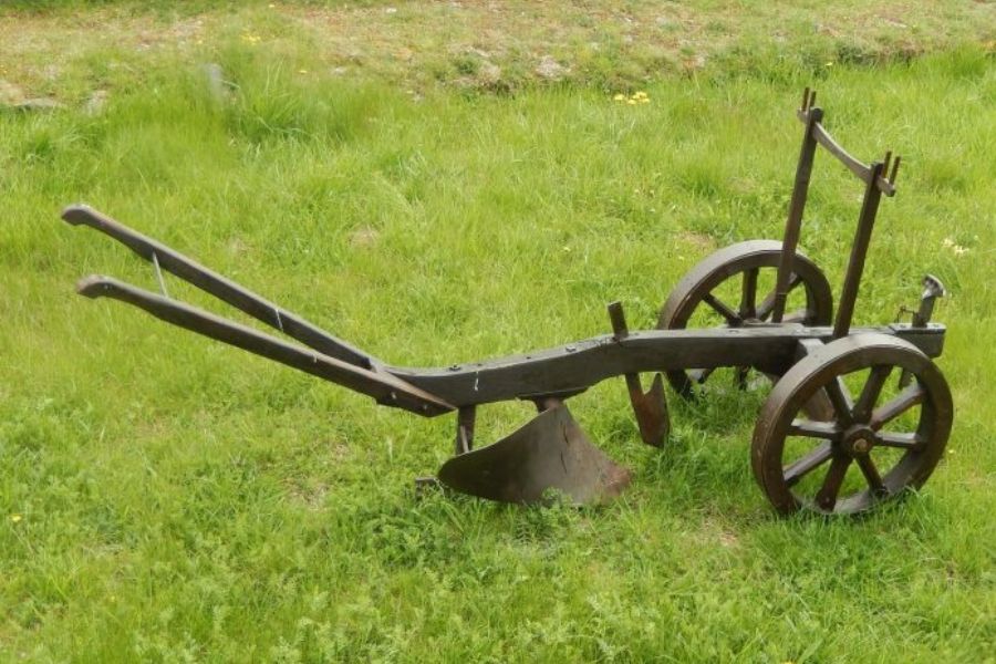 John Deere Steel Plow History: How Has It Changed Over Time? 2 John Deere steel plow